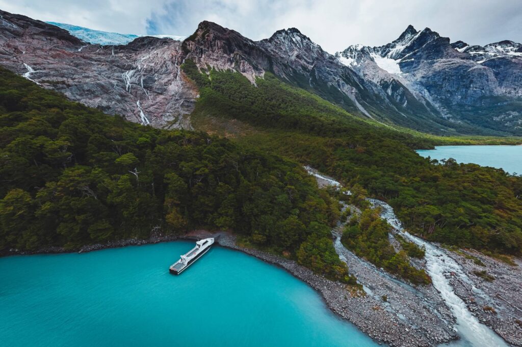 Glaciar colgante y bosque andino patagónico en el Canal Mayo