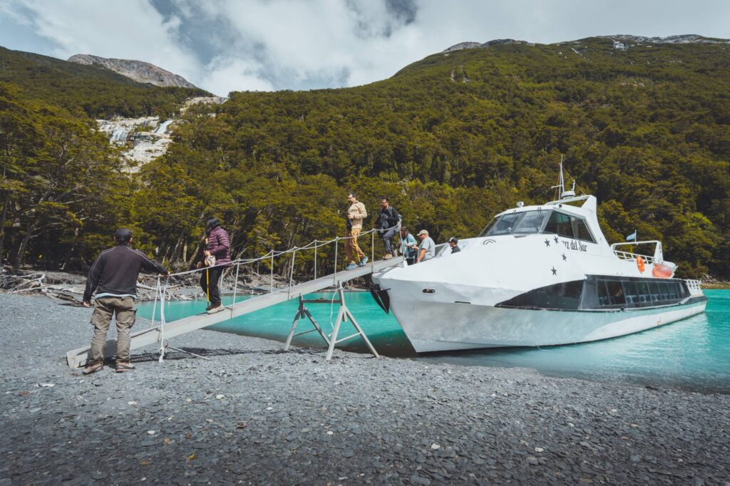 Desembarco por la pasarela desde la embarcación, en la costa del Canal Mayo