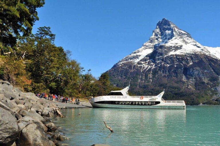 La embarcación amarrada en la costa, con el cerro nevado de fondo