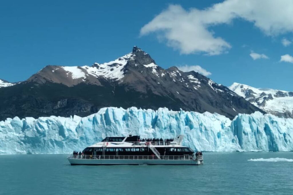 Témpanos flotando frente a la pared norte del Glaciar Perito Moreno