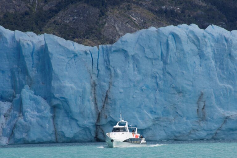 El Glaciar Perito Moreno y las montañas del Parque Nacional