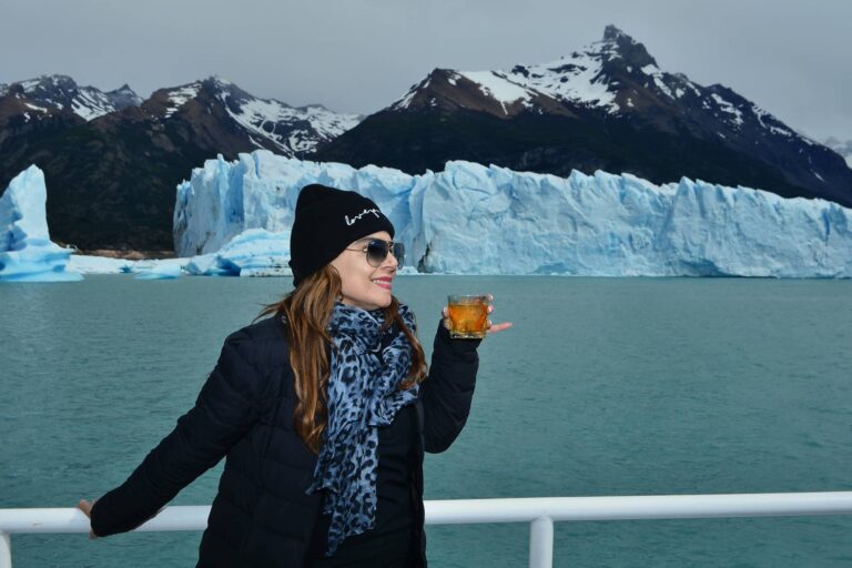 Embarcación navegando frente al Glaciar Perito Moreno