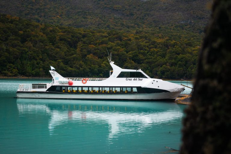 Embarcación Cruz del Sur amarrada en la costa del Lago Argentino