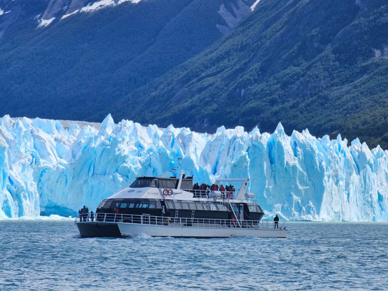 Catamarán El Cóndor navegando frente al Glaciar Perito Moreno