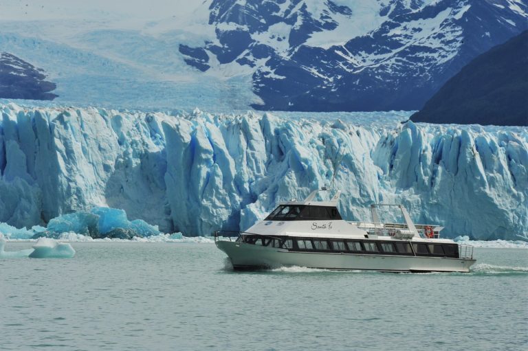 Embarcación Santa Fe navegando frente al Glaciar Perito Moreno